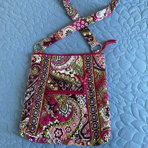 Verá Bradley hipster  in Very Berry Paisley